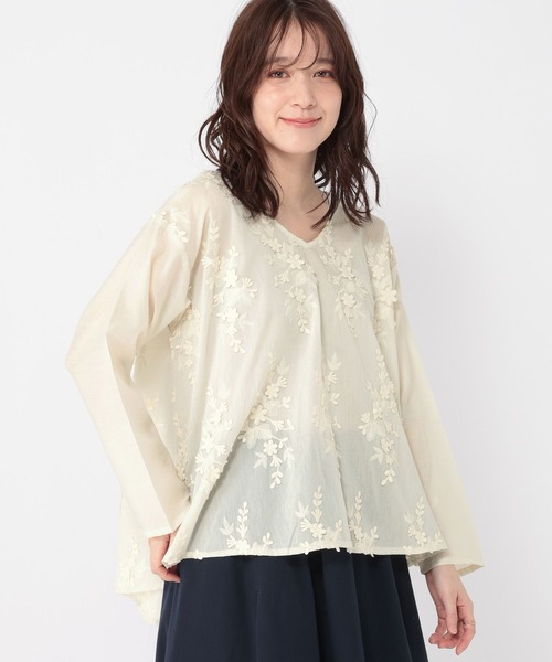 studio CLIP（スタディオクリップ）の「3DレースVネックブラウス（シャツ/ブラウス・レディース・オフホワイト/ラベンダー/チャコール・FREE）」の7枚目の写真