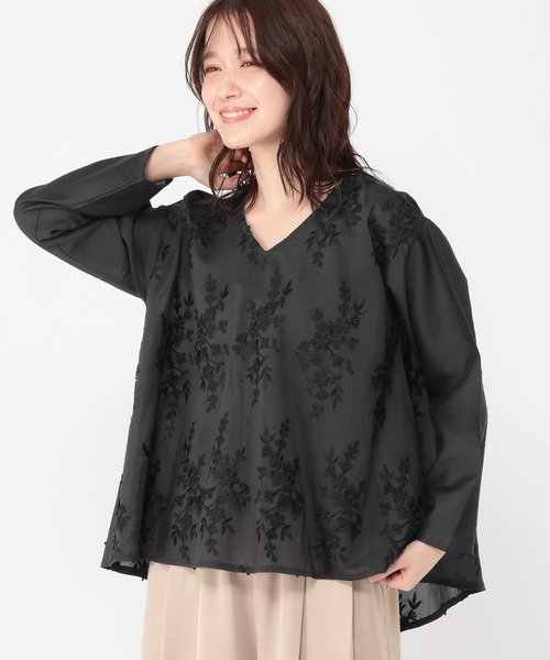 studio CLIP（スタディオクリップ）の「3DレースVネックブラウス（シャツ/ブラウス・レディース・オフホワイト/ラベンダー/チャコール・FREE）」の12枚目の写真