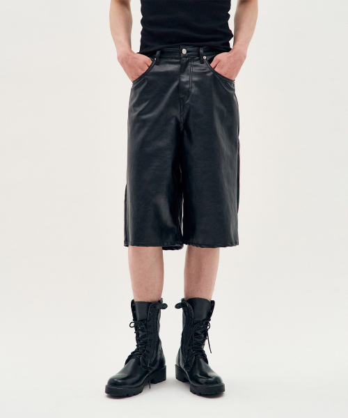 PROCESS(プロセス)の「Leather Bermuda Shorts - Black(その他パンツ・メンズ・ブラック・MEDIUM/SMALL)」の1枚目の写真