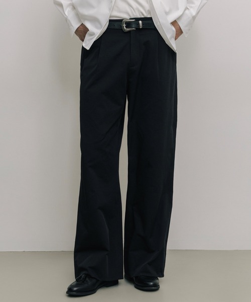LURAKU（ルラク）の「【LURAKU】One tuck semi flare chino slacks / 1タックセミフレアチノスラックス（チノパンツ・メンズ・ブラック/ベージュ・S/M/L）」の2枚目の写真