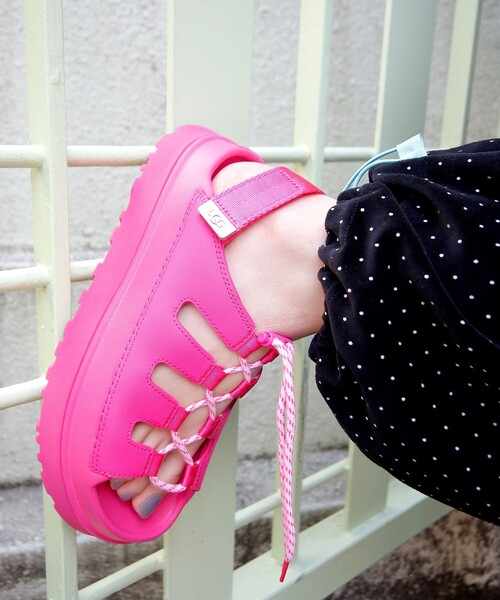 UGG（アグ）の「UGG(R) / Golden Glow Toggle（サンダル・レディース・ブラック/レッド系その他3・7/6/5/8）」の10枚目の写真