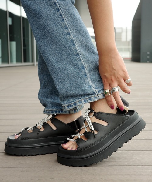 UGG(アグ)の「UGG(R) / Golden Glow Toggle(サンダル・レディース・ブラック/レッド系その他3・7/6/5/8)」の1枚目の写真