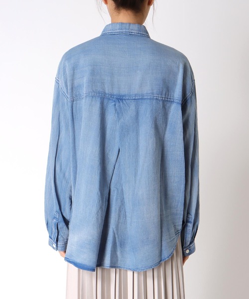 Jines(ジネス)の「デニム風加工シャツ(シャツ/ブラウス・レディース・インディゴブルー/ライトブルー・38)」の7枚目の写真
