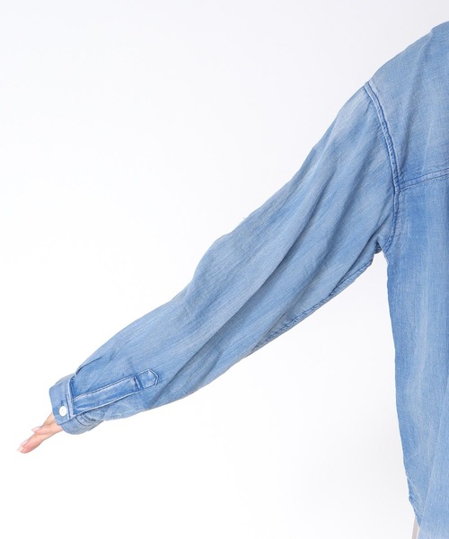 Jines(ジネス)の「デニム風加工シャツ(シャツ/ブラウス・レディース・インディゴブルー/ライトブルー・38)」の9枚目の写真