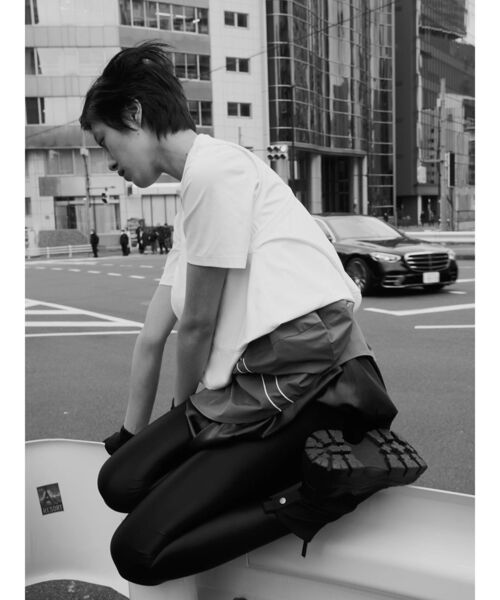 UN3D.(アンスリード)の「SIDE LINE TUCK T SHIRT / サイドラインタックTシャツ(Tシャツ/カットソー・レディース・ホワイト/ブラック・36/38)」の4枚目の写真