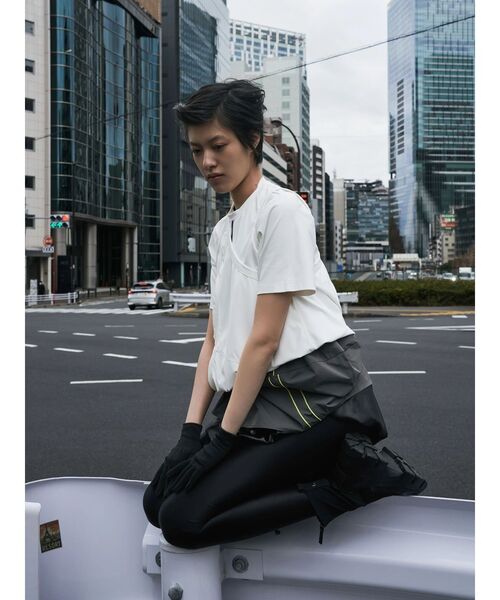UN3D.(アンスリード)の「SIDE LINE TUCK T SHIRT / サイドラインタックTシャツ(Tシャツ/カットソー・レディース・ホワイト/ブラック・36/38)」の2枚目の写真