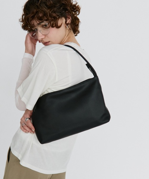 arholiday.standard(エーアールホリデースタンダード)の「real leather flat one-shoulder bag / リアルレザーフラットワンショルダーバッグ(ショルダーバッグ・レディース・ベージュ/ブラック・FREE)」の1枚目の写真