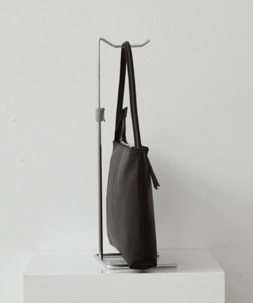 arholiday.standard(エーアールホリデースタンダード)の「real leather flat one-shoulder bag / リアルレザーフラットワンショルダーバッグ(ショルダーバッグ・レディース・ベージュ/ブラック・FREE)」の4枚目の写真