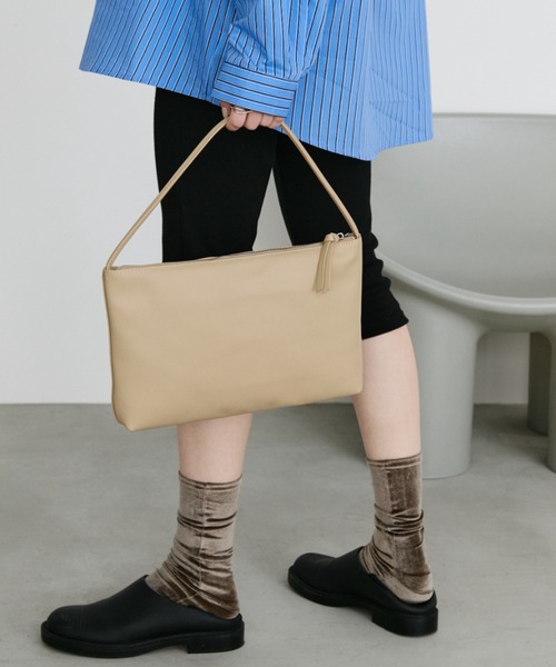arholiday.standard(エーアールホリデースタンダード)の「real leather flat one-shoulder bag / リアルレザーフラットワンショルダーバッグ(ショルダーバッグ・レディース・ベージュ/ブラック・FREE)」の20枚目の写真