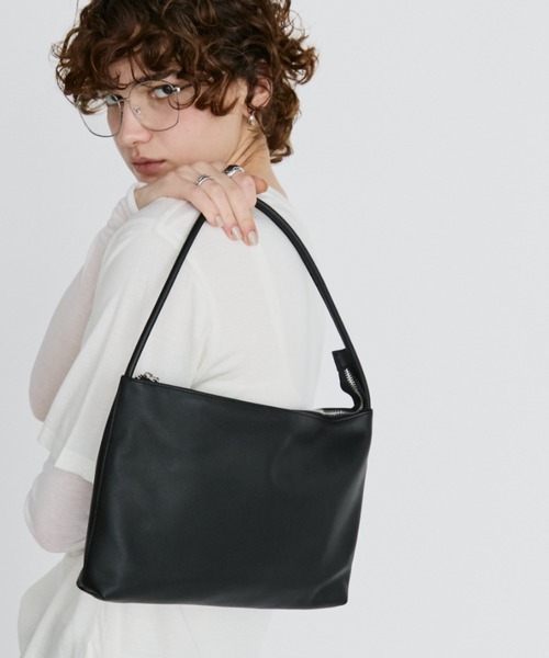 arholiday.standard(エーアールホリデースタンダード)の「real leather flat one-shoulder bag / リアルレザーフラットワンショルダーバッグ(ショルダーバッグ・レディース・ベージュ/ブラック・FREE)」の7枚目の写真