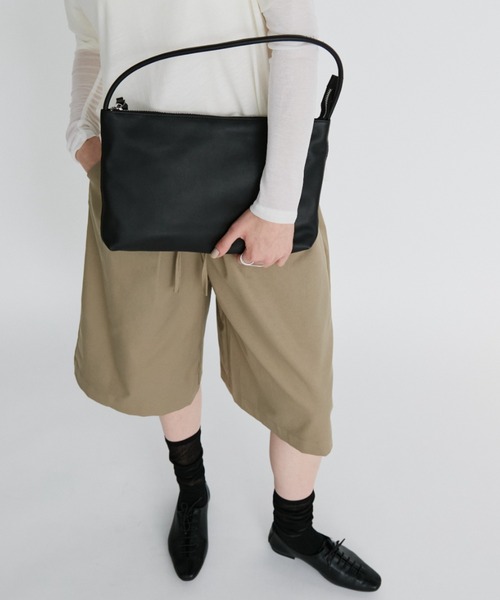 arholiday.standard(エーアールホリデースタンダード)の「real leather flat one-shoulder bag / リアルレザーフラットワンショルダーバッグ(ショルダーバッグ・レディース・ベージュ/ブラック・FREE)」の10枚目の写真