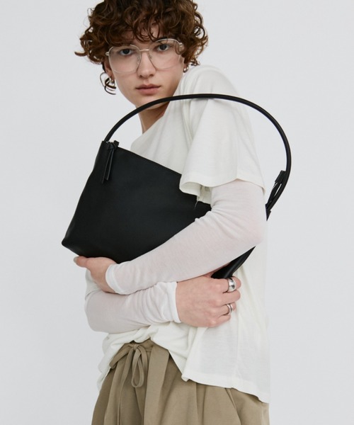 arholiday.standard(エーアールホリデースタンダード)の「real leather flat one-shoulder bag / リアルレザーフラットワンショルダーバッグ(ショルダーバッグ・レディース・ベージュ/ブラック・FREE)」の9枚目の写真