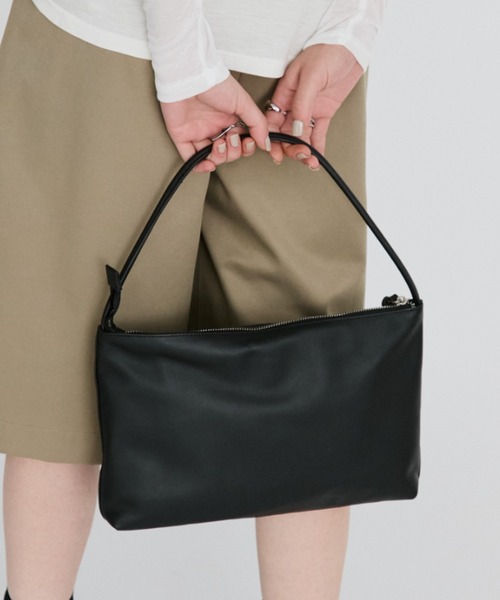 arholiday.standard(エーアールホリデースタンダード)の「real leather flat one-shoulder bag / リアルレザーフラットワンショルダーバッグ(ショルダーバッグ・レディース・ベージュ/ブラック・FREE)」の11枚目の写真