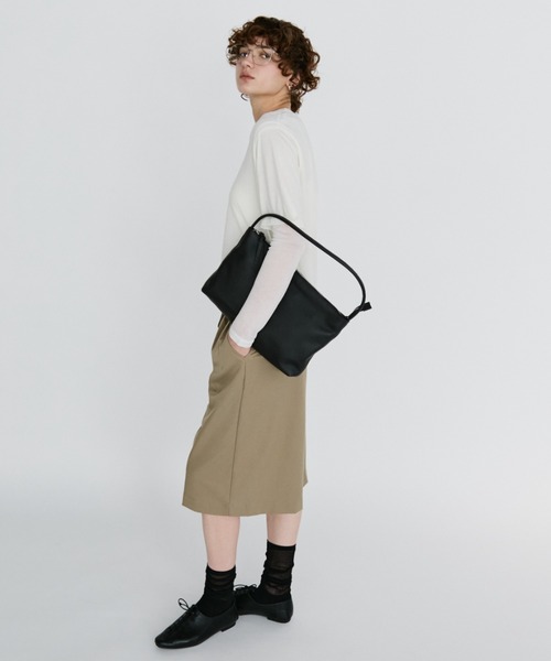 arholiday.standard(エーアールホリデースタンダード)の「real leather flat one-shoulder bag / リアルレザーフラットワンショルダーバッグ(ショルダーバッグ・レディース・ベージュ/ブラック・FREE)」の13枚目の写真