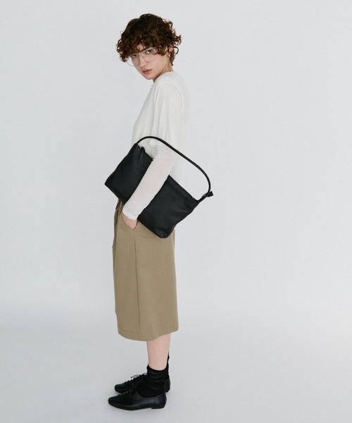 arholiday.standard(エーアールホリデースタンダード)の「real leather flat one-shoulder bag / リアルレザーフラットワンショルダーバッグ(ショルダーバッグ・レディース・ベージュ/ブラック・FREE)」の14枚目の写真