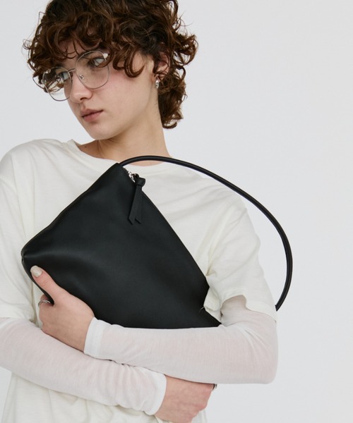 arholiday.standard(エーアールホリデースタンダード)の「real leather flat one-shoulder bag / リアルレザーフラットワンショルダーバッグ(ショルダーバッグ・レディース・ベージュ/ブラック・FREE)」の6枚目の写真