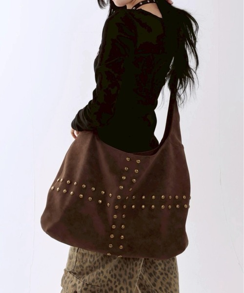runningHIGH(ランニングハイ)の「【runningHIGH】STUDDED NUBUCK MESSENGER BAG / 【ランニングハイ】スタッドヌバックメッセンジャーバッグ(ショルダーバッグ・レディース・ブラウン/ブラック・ONE SIZE)」の2枚目の写真