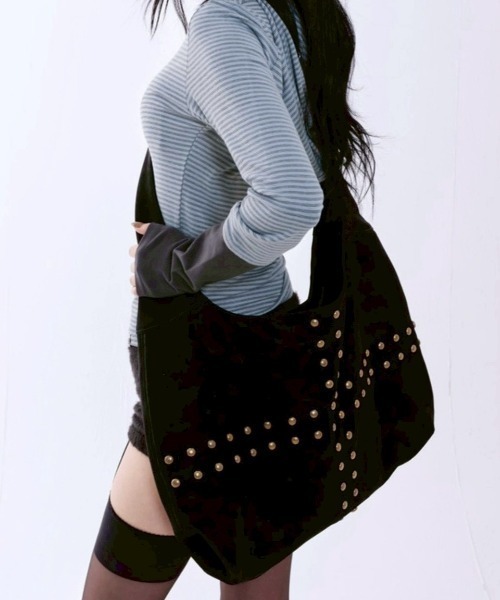 runningHIGH(ランニングハイ)の「【runningHIGH】STUDDED NUBUCK MESSENGER BAG / 【ランニングハイ】スタッドヌバックメッセンジャーバッグ(ショルダーバッグ・レディース・ブラウン/ブラック・ONE SIZE)」の1枚目の写真