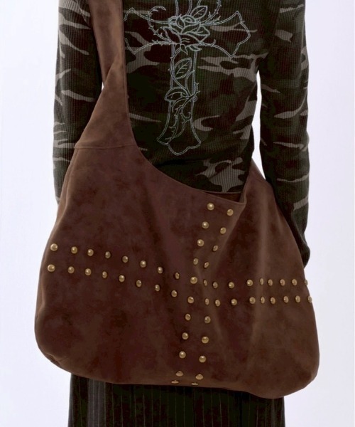 runningHIGH(ランニングハイ)の「【runningHIGH】STUDDED NUBUCK MESSENGER BAG / 【ランニングハイ】スタッドヌバックメッセンジャーバッグ(ショルダーバッグ・レディース・ブラウン/ブラック・ONE SIZE)」の4枚目の写真