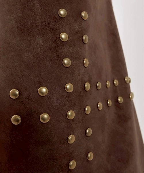 runningHIGH(ランニングハイ)の「【runningHIGH】STUDDED NUBUCK MESSENGER BAG / 【ランニングハイ】スタッドヌバックメッセンジャーバッグ(ショルダーバッグ・レディース・ブラウン/ブラック・ONE SIZE)」の3枚目の写真