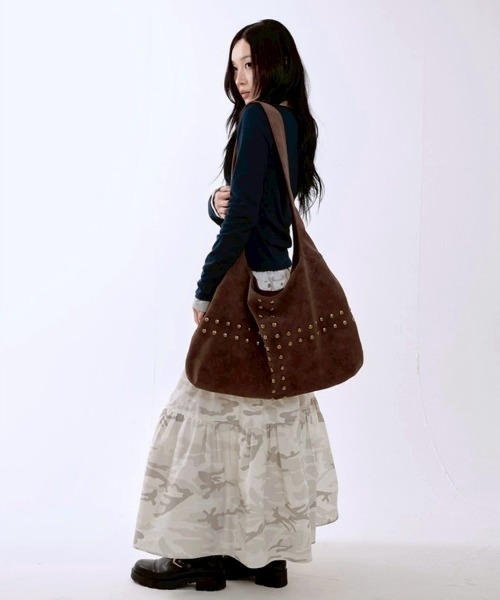 runningHIGH(ランニングハイ)の「【runningHIGH】STUDDED NUBUCK MESSENGER BAG / 【ランニングハイ】スタッドヌバックメッセンジャーバッグ(ショルダーバッグ・レディース・ブラウン/ブラック・ONE SIZE)」の6枚目の写真