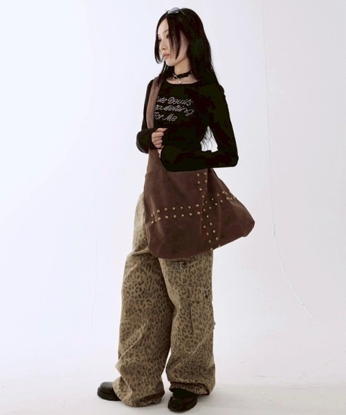 runningHIGH(ランニングハイ)の「【runningHIGH】STUDDED NUBUCK MESSENGER BAG / 【ランニングハイ】スタッドヌバックメッセンジャーバッグ(ショルダーバッグ・レディース・ブラウン/ブラック・ONE SIZE)」の9枚目の写真