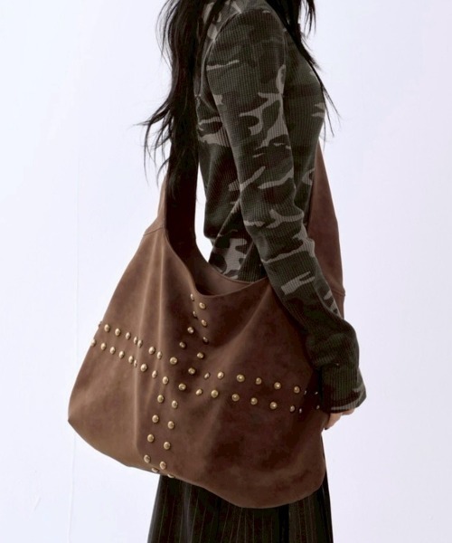 runningHIGH(ランニングハイ)の「【runningHIGH】STUDDED NUBUCK MESSENGER BAG / 【ランニングハイ】スタッドヌバックメッセンジャーバッグ(ショルダーバッグ・レディース・ブラウン/ブラック・ONE SIZE)」の11枚目の写真