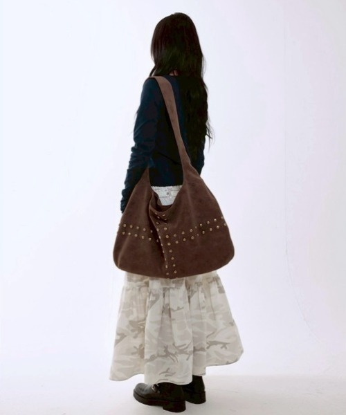 runningHIGH(ランニングハイ)の「【runningHIGH】STUDDED NUBUCK MESSENGER BAG / 【ランニングハイ】スタッドヌバックメッセンジャーバッグ(ショルダーバッグ・レディース・ブラウン/ブラック・ONE SIZE)」の5枚目の写真