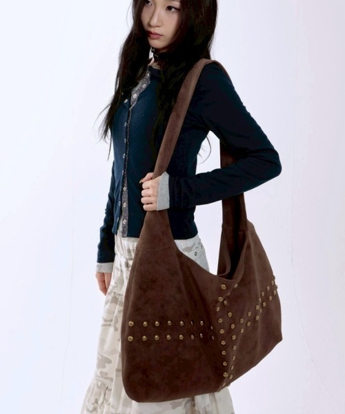 runningHIGH(ランニングハイ)の「【runningHIGH】STUDDED NUBUCK MESSENGER BAG / 【ランニングハイ】スタッドヌバックメッセンジャーバッグ(ショルダーバッグ・レディース・ブラウン/ブラック・ONE SIZE)」の12枚目の写真