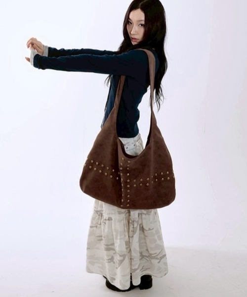 runningHIGH(ランニングハイ)の「【runningHIGH】STUDDED NUBUCK MESSENGER BAG / 【ランニングハイ】スタッドヌバックメッセンジャーバッグ(ショルダーバッグ・レディース・ブラウン/ブラック・ONE SIZE)」の10枚目の写真