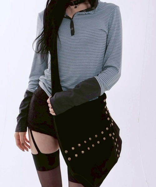 runningHIGH(ランニングハイ)の「【runningHIGH】STUDDED NUBUCK MESSENGER BAG / 【ランニングハイ】スタッドヌバックメッセンジャーバッグ(ショルダーバッグ・レディース・ブラウン/ブラック・ONE SIZE)」の20枚目の写真