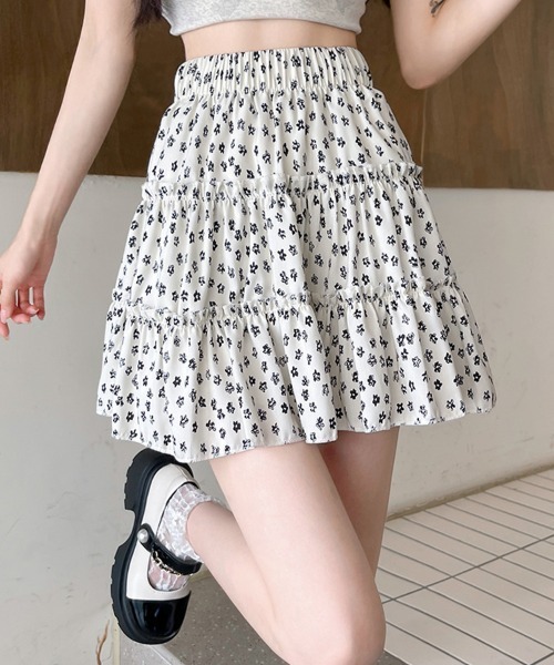 mielu(ミエル)の「小花柄ティアードミニスカート(スカート・レディース・ブラック/ホワイト・LARGE/MEDIUM)」の2枚目の写真