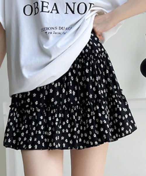mielu(ミエル)の「小花柄ティアードミニスカート(スカート・レディース・ブラック/ホワイト・LARGE/MEDIUM)」の1枚目の写真