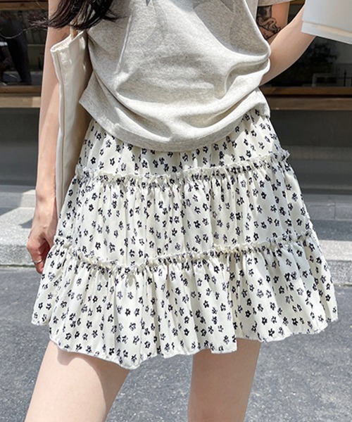 mielu(ミエル)の「小花柄ティアードミニスカート(スカート・レディース・ブラック/ホワイト・LARGE/MEDIUM)」の7枚目の写真
