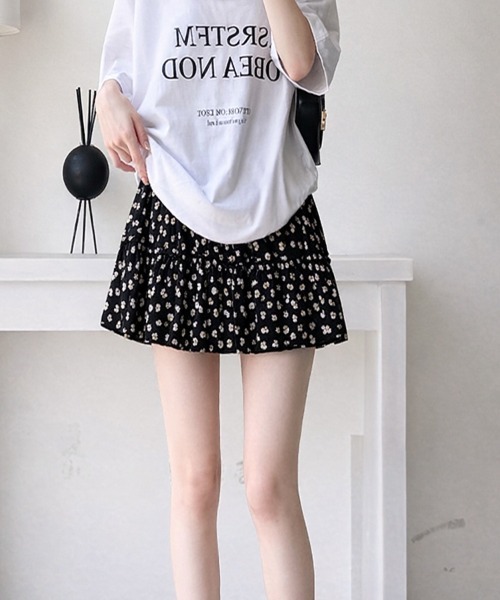 mielu(ミエル)の「小花柄ティアードミニスカート(スカート・レディース・ブラック/ホワイト・LARGE/MEDIUM)」の4枚目の写真