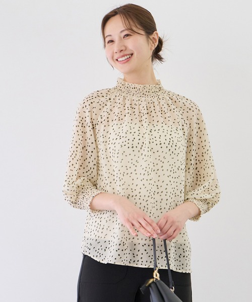 Jayro(ジャイロ)の「シャーリングブラウス(シャツ/ブラウス・レディース・ホワイト系その他5/ブラック系その他/グレー/ブラウン系その他3・M)」の2枚目の写真