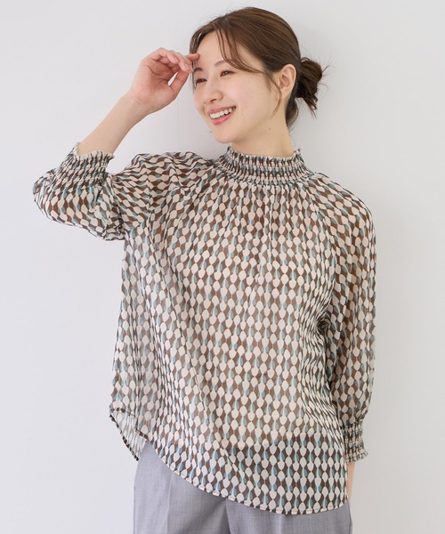 Jayro(ジャイロ)の「シャーリングブラウス(シャツ/ブラウス・レディース・ホワイト系その他5/ブラック系その他/グレー/ブラウン系その他3・M)」の4枚目の写真