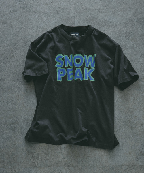 Snow Peak（スノーピーク）の「SNOW PEAK / スノーピーク 別注 マルチカラーロゴ プリントTシャツ（Tシャツ/カットソー・メンズ・チャコールグレー/ホワイト/ピンク/オレンジ・SMALL/MEDIUM/LARGE）」の3枚目の写真