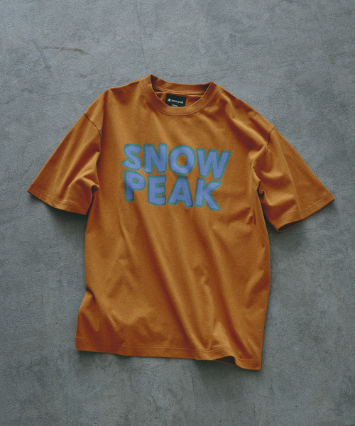 Snow Peak（スノーピーク）の「SNOW PEAK / スノーピーク 別注 マルチカラーロゴ プリントTシャツ（Tシャツ/カットソー・メンズ・チャコールグレー/ホワイト/ピンク/オレンジ・SMALL/MEDIUM/LARGE）」の4枚目の写真