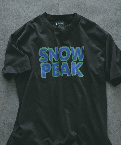 Snow Peak（スノーピーク）の「SNOW PEAK / スノーピーク 別注 マルチカラーロゴ プリントTシャツ（Tシャツ/カットソー・メンズ・チャコールグレー/ホワイト/ピンク/オレンジ・SMALL/MEDIUM/LARGE）」の5枚目の写真
