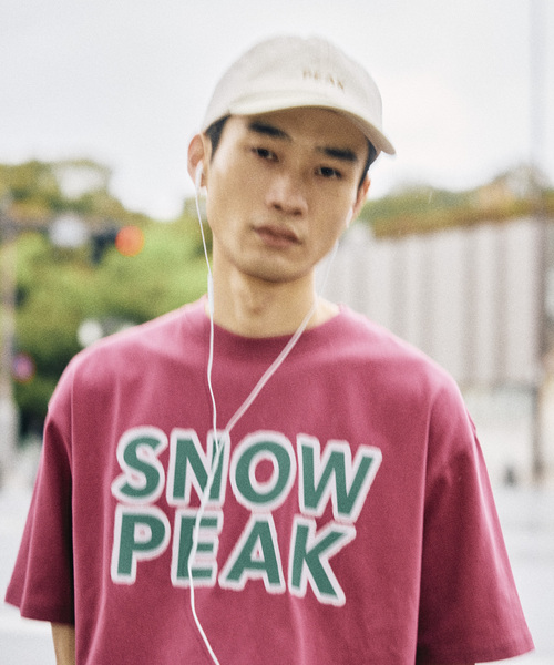 Snow Peak（スノーピーク）の「SNOW PEAK / スノーピーク 別注 マルチカラーロゴ プリントTシャツ（Tシャツ/カットソー・メンズ・チャコールグレー/ホワイト/ピンク/オレンジ・SMALL/MEDIUM/LARGE）」の8枚目の写真