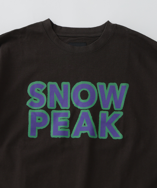 Snow Peak（スノーピーク）の「SNOW PEAK / スノーピーク 別注 マルチカラーロゴ プリントTシャツ（Tシャツ/カットソー・メンズ・チャコールグレー/ホワイト/ピンク/オレンジ・SMALL/MEDIUM/LARGE）」の14枚目の写真