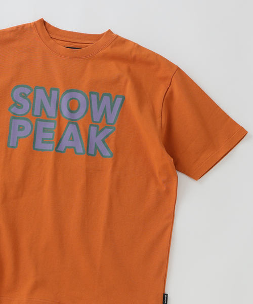 Snow Peak（スノーピーク）の「SNOW PEAK / スノーピーク 別注 マルチカラーロゴ プリントTシャツ（Tシャツ/カットソー・メンズ・チャコールグレー/ホワイト/ピンク/オレンジ・SMALL/MEDIUM/LARGE）」の19枚目の写真