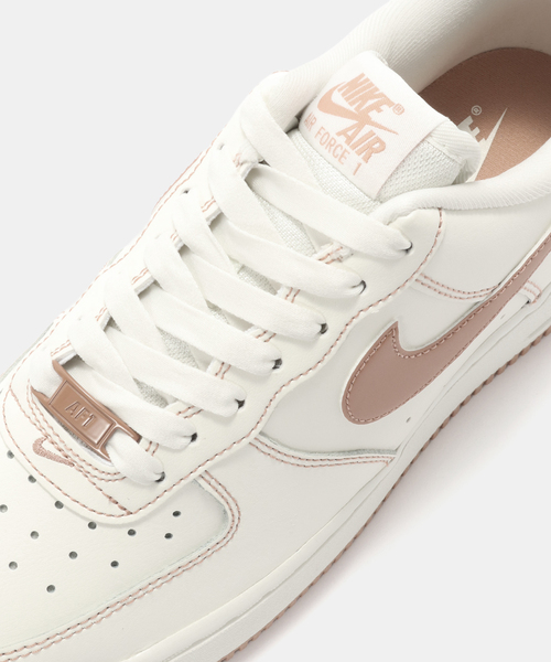 NIKE(ナイキ)の「NIKE W AIR FORCE 1 07 NA36 IQ9428-133(スニーカー・レディース・アイボリー・23cm/23.5cm/24cm/24.5cm/25cm)」の6枚目の写真