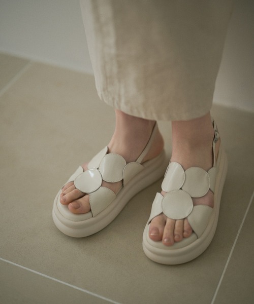 LAULEN(ローレン)の「leather circle motif back strap sandal /レザーサークルモチーフバックストラップサンダル(サンダル・レディース・ブラック/アイボリー/シルバー・23cm/24.5cm)」の1枚目の写真