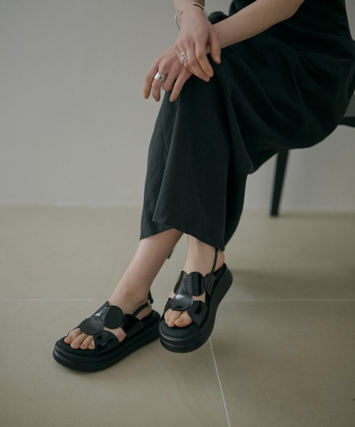 LAULEN(ローレン)の「leather circle motif back strap sandal /レザーサークルモチーフバックストラップサンダル(サンダル・レディース・ブラック/アイボリー/シルバー・23cm/24.5cm)」の2枚目の写真