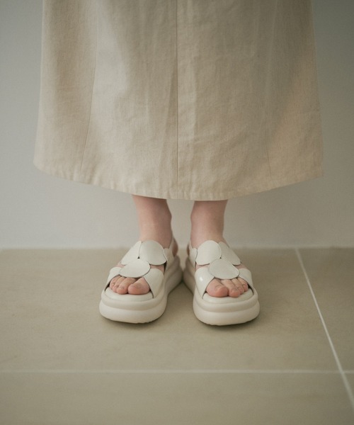 LAULEN(ローレン)の「leather circle motif back strap sandal /レザーサークルモチーフバックストラップサンダル(サンダル・レディース・ブラック/アイボリー/シルバー・23cm/24.5cm)」の8枚目の写真