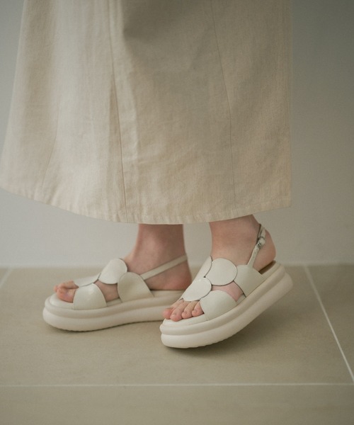 LAULEN(ローレン)の「leather circle motif back strap sandal /レザーサークルモチーフバックストラップサンダル(サンダル・レディース・ブラック/アイボリー/シルバー・23cm/24.5cm)」の9枚目の写真