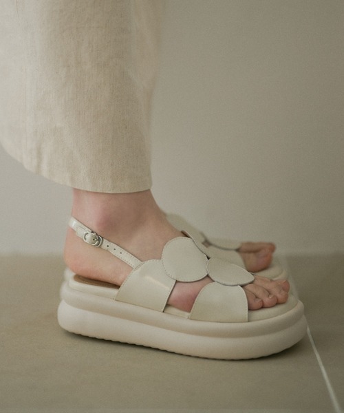 LAULEN(ローレン)の「leather circle motif back strap sandal /レザーサークルモチーフバックストラップサンダル(サンダル・レディース・ブラック/アイボリー/シルバー・23cm/24.5cm)」の11枚目の写真