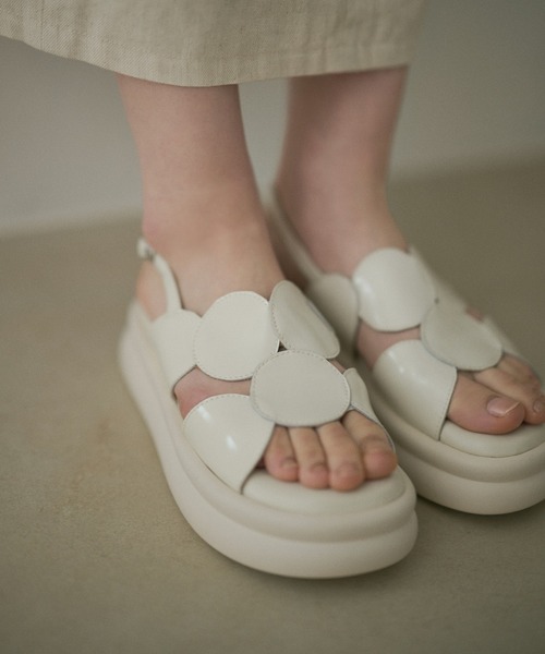 LAULEN(ローレン)の「leather circle motif back strap sandal /レザーサークルモチーフバックストラップサンダル(サンダル・レディース・ブラック/アイボリー/シルバー・23cm/24.5cm)」の13枚目の写真